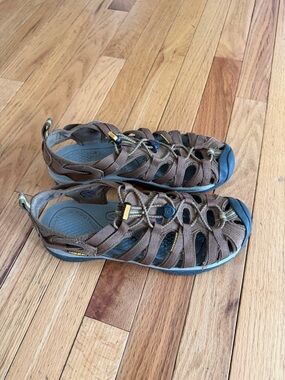 Keen Brown/Tan Women's Closed-Toe Outdoor Sandals